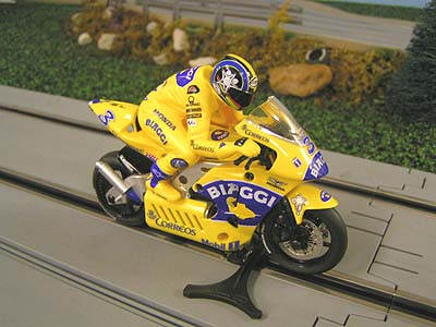 Tyre & Mudgua... Greenhills Scalextric Moto GP Ducati No.65 Front Wheel & Forks 